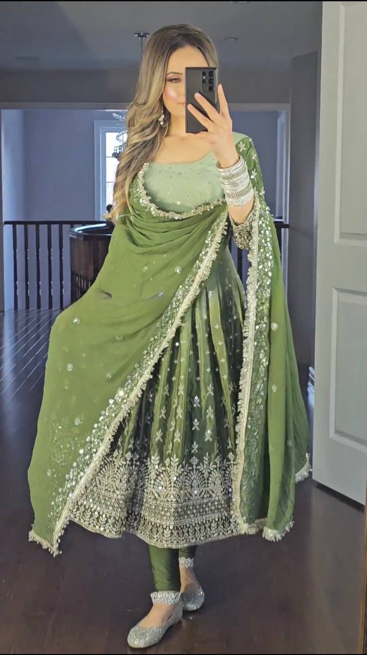 💕*Presenting New Đěsigner Anarkali Suit In New Fancy Style*(MF404)👌💕